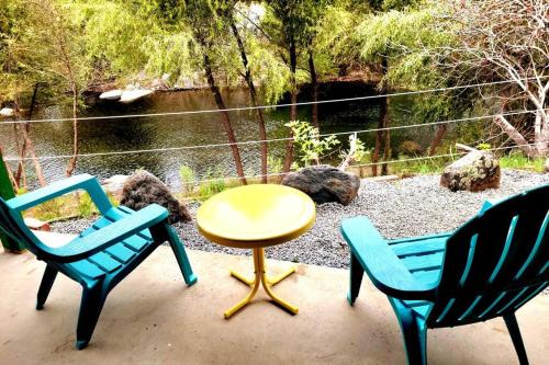 Three Rivers House | Retro Casita on the River! only 1 min to SNP gate! Riverfront with swimming