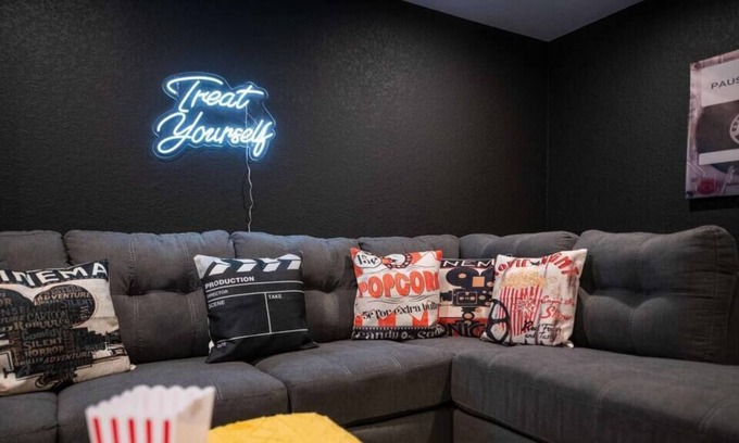 Alta Vista Area House | Retro Denver Retreat W/ Fun Games & Movie Room!