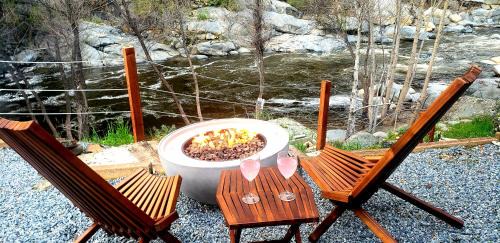 Three Rivers House | Retro House on the River !
