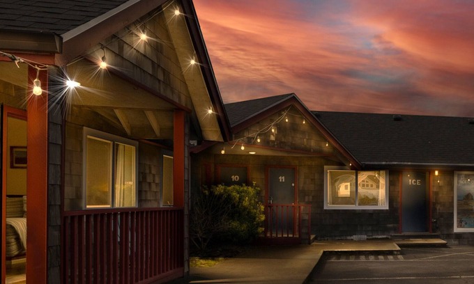 Pacific City House | Retro Room in Downtown Hotel - No Cleaning Fees!