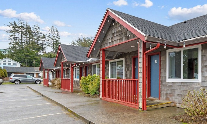 Pacific City House | Retro Room in Downtown Hotel - No Cleaning Fees!