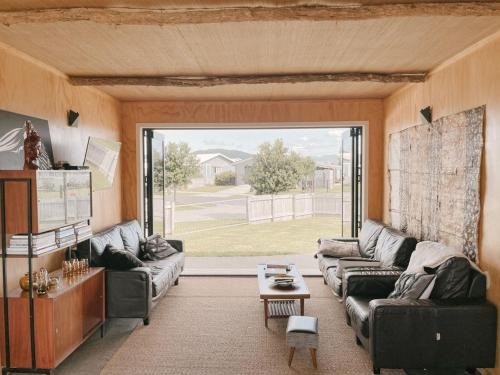 Matarangi House | Retro Style Beach Retreat - Matarangi Holiday Unit