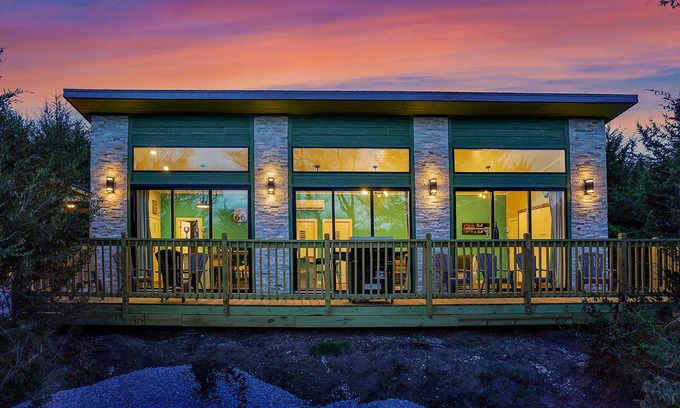 Ashland Cabin | Retro Sundowner Cabin w/Hot Tub. 3 Bedroom & 4 Queen Beds. Pet Friendly!