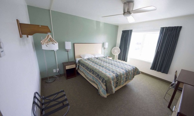 Fairbanks House | Rewak Studios: Gigabit Powered WiFi! Hotel-Style Furnished Studios-Easy Walk to Lots of Places