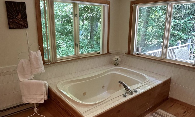 Staatsburg House | Rhinebeck Romantic Retreat! Private Guest House, Sky Lights, Spacious.