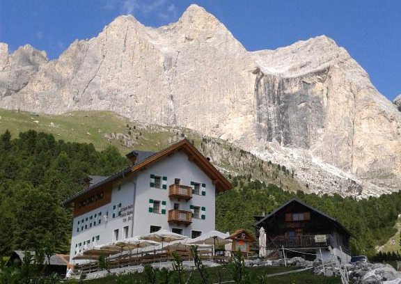 San Giovanni di Fassa Hotel | Rifugio Stella Alpina Spiz Piaz per escursionisti