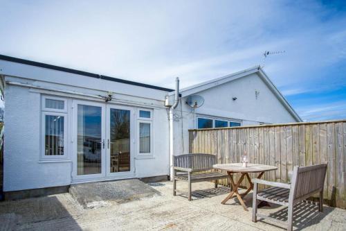 Tenby House | Ridgeway Hideaway - 1 Bedroom Holiday Home - Manorbier