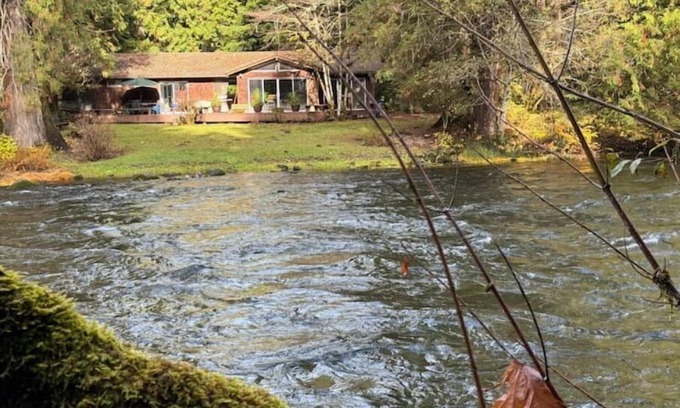 Blue River House | Right on the McKenzie - Pickleball Court