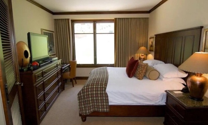 Aspen Resort | Ritz Carlton Aspen 2-bedroom/2.5 bath resort with WiFi, fitness room, AC