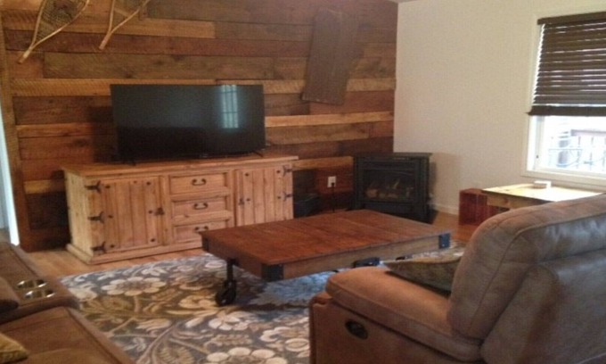 Franklin House | River Access and just 3.5 miles from Downtown Franklin