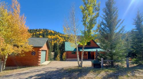 Red River House | River Chant Lodge - Hot Tub - On The River - WiFi - Satellite - Washer - Dryer - Large Deck - Wood Burning Fireplace - Fire Pit