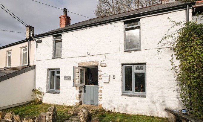 Mount Cottage | RIVER COTTAGE, pet friendly, with open fire in St Neot