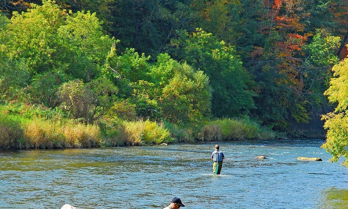 Spokane House | RIVER FRONT, 1-Acre, Hot Tub, NEW Home, NEAR UNIVERSITY and GREEN BLUFF