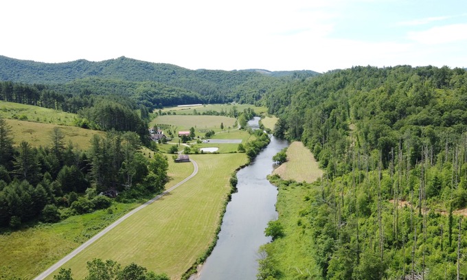 West Jefferson Cabin | River Front Cabin, Private Ponds & Hiking Trail-Located at The Barn on New River