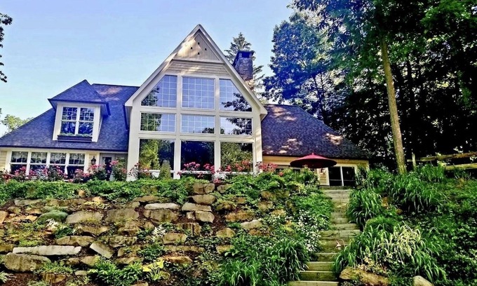 Olmsted Falls House | River Front Estate with Charming Guesthouse