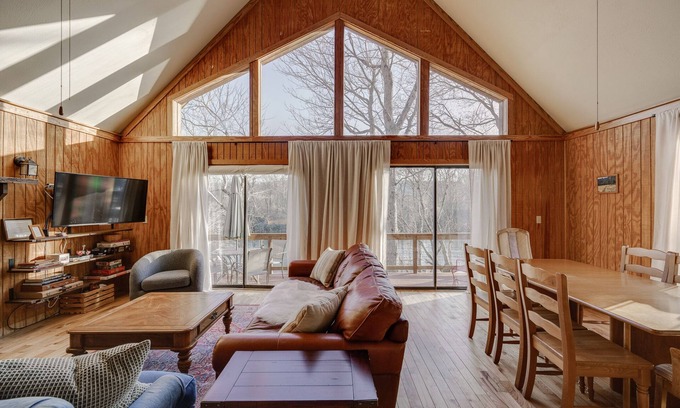 Wilburn Cabin | River front house for ten
