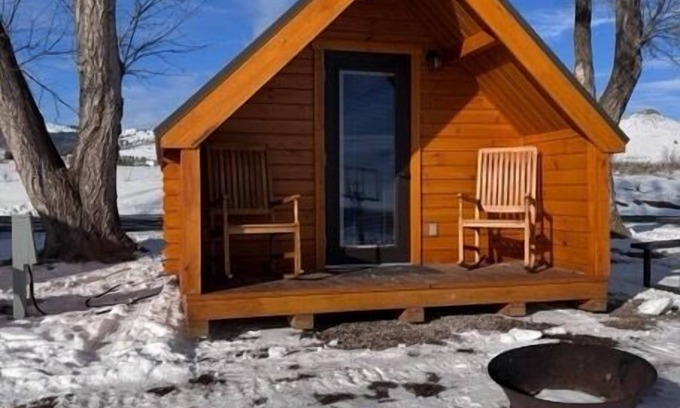 Lava Hot Springs Hotel | River Glamping Cabin (River Access)