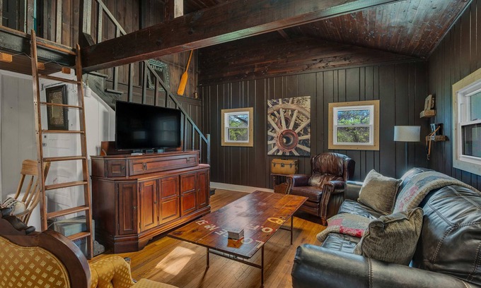 Madison Cabin | River Lodge | Rustic Retreat Just 15 Mins from Downtown Nashville