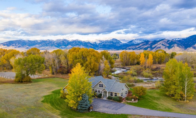 Bozeman House | River's Bend Retreat - Fishing on the East Gallatin River with Mountain Views
