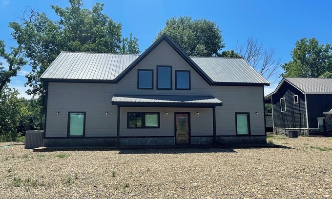 Golden Cabin | River View | 3 bedroom | Hot Tub | 7 guest