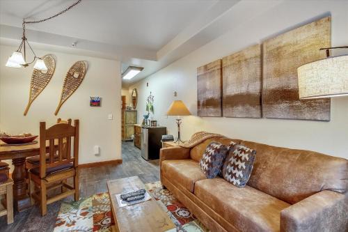 Four O'Clock Apartment | Riverbend 103