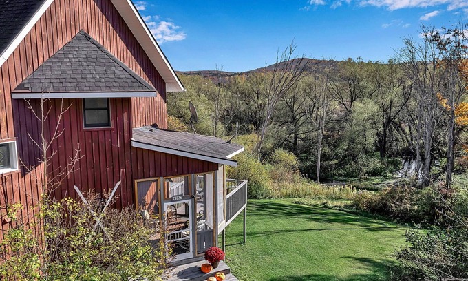 Great Valley House | Riverbend Retreat - 8 minutes to skiing or town!