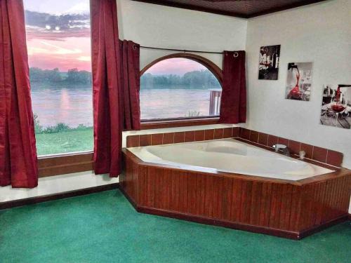 St. Joseph House | Riverfront 2 bdrm Jacuzzi Cabin with Sunset Balcony