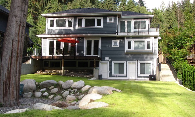 District of North Vancouver House | Riverfront Bed and Breakfast - Capilano Room