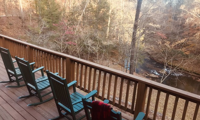 Lynn Cabin | Riverfront Cabin in Horse Country