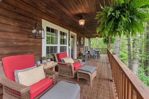 Crumpler House | Riverfront Cabin in Crumpler- Sleeps 6, 30 Mins to West Jefferson