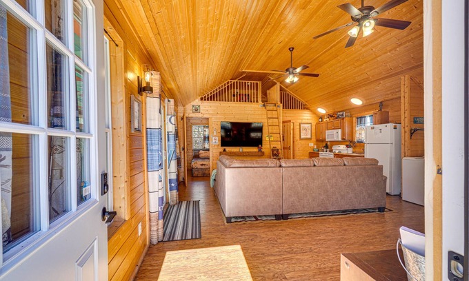 Walland Cabin | Riverfront Cabin Near Smoky Mountain National Park