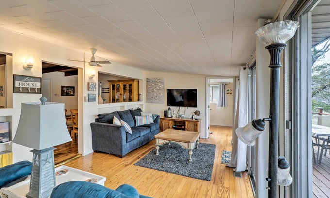 Piney Cottage | Riverfront Deck + Fire Pit: Hot Springs Retreat!