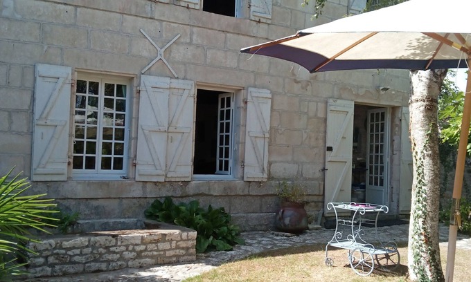 Port-d'Envaux House | Riverfront house 400 m from beach