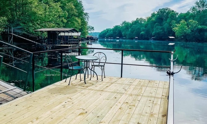 Wilburn House | Riverfront House near Cow Shoals - King bed & WiFi