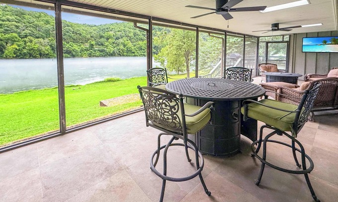 Norfork House | Riverfront Retreat - Right next to the White River