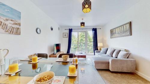 Maidstone Apartment | Riverside Apartment with Parking 1 Mile from Town Centre