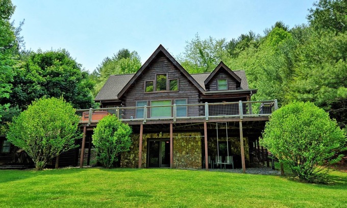 Warrensville Cabin | Riverside at Eagle Ridge-River Front Cabin w/Hot Tub, Pool Table, Fire Pit, AC