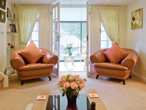 Liskeard House | Riverside Cottage - B6859