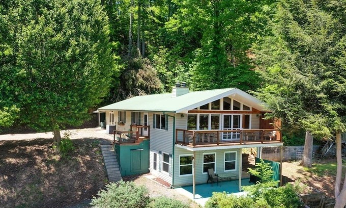 Marble House | Riverside Home with game room