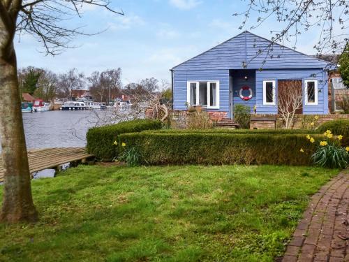 Beccles House | Riverside Retreat