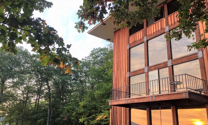 Whitefield House | RL Breathtaking views, private mountain retreat. Hot Tub, Dog Friendly, 4WD recommended!