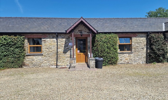 Whitland Cottage | Robin Cottage. Cosy cottage sleeps 2. Swimming pool. Woodlands, Fishing lake