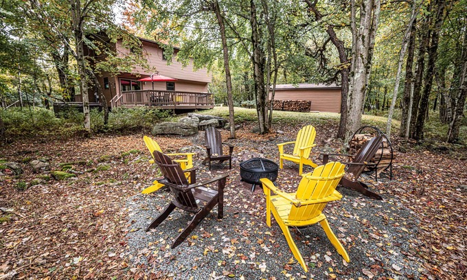 Briar Crest Woods Ski Chalet | Robin's Nest ~ Hot tub ~ Firepit ~Kids Indoor Treehouse ~Gameroom ~Close to Ski