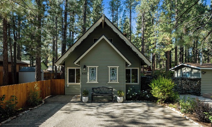 Big Bear City Ski Chalet | Robinhood's Retreat- walk2go karts- EVcharger- AC-minutes to resorts-dogs ok