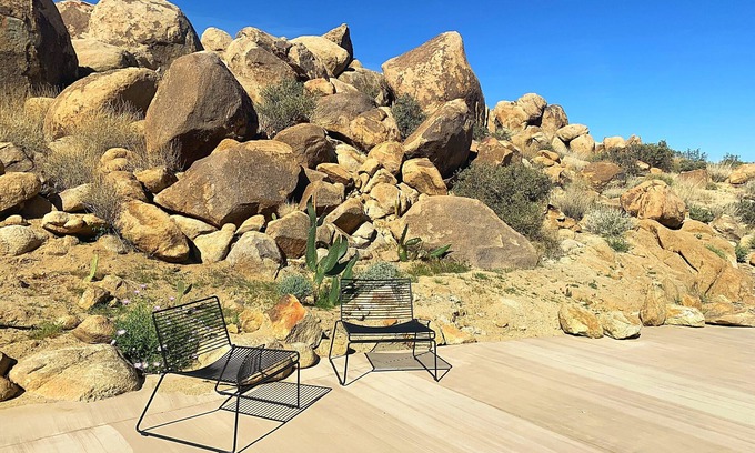 Joshua Tree House | ✨⛰️ Rock Box ⛰️✨ Modern Adobe Nestled in the Boulders Above Coyote Hole Hiking Trail