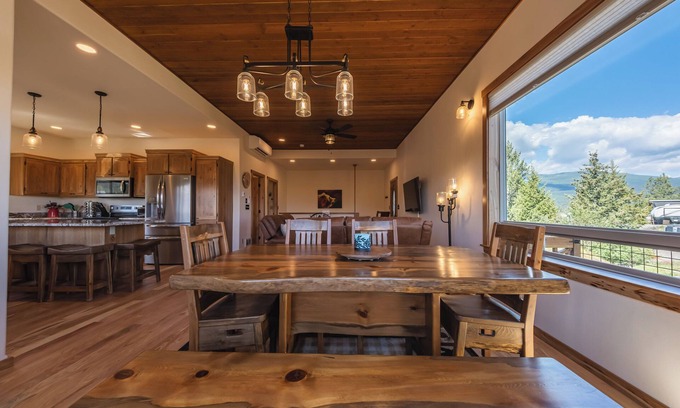 Rexford House | Rock Lot – A 5 Star Vacation! Picturesque 3 BDR Sleeps 9 w/Amazing Views