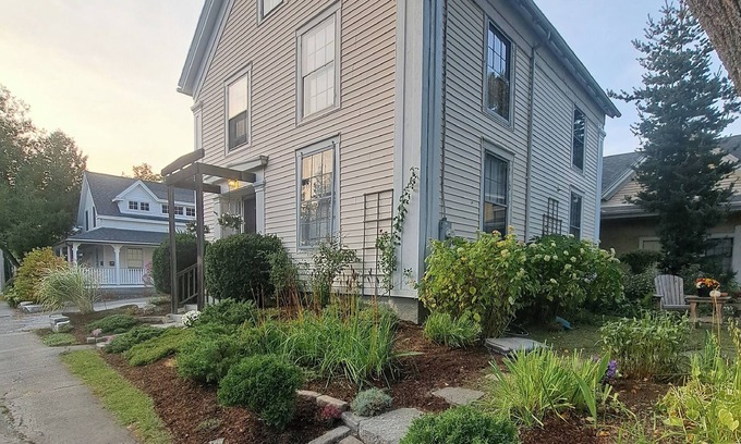 Rockland House | Rockland is the arts capital of Mid Coast Maine! STR 25-14