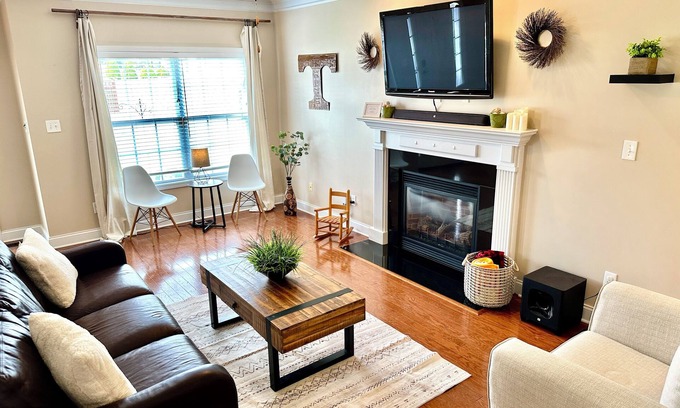 Ashley Oaks House | Rocky Top Refuge 15 minutes from UT, downtown, and Turkey Creek!