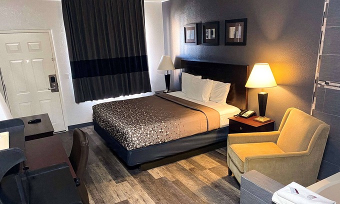Stephenville Hotel | Rodeway Inn