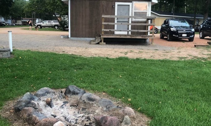 Ainsworth Cabin | Rolling Stone Lakeside Cabin 1: 2 Bedrooms